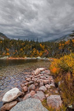 Birleşik Devletler 'in Maine şehrinde bulutlu bir günde Baxter Tepesi' ne bakan Chimney Pond Trail 'in dikey görüntüsü.