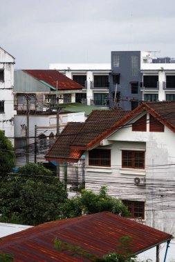 Arkasında binalar olan güzel bir elektrik kablosu manzarası.