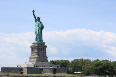 Özgürlük Anıtı 'nın New York Limanı' ndaki Özgürlük Adası 'ndaki mavi gökyüzü arka planının manzarası.