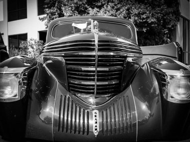 Woodinville, Washington 'daki klasik araba fuarında parlak siyah 1939 Graham Sharknose Coupe' un yakın plan çekimi.