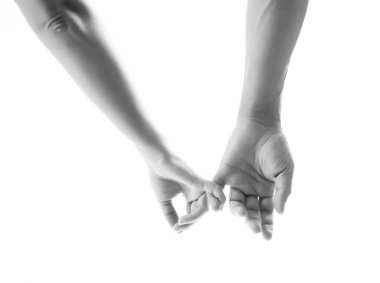 Beyaz arka planda iki elin birbirini tuttuğu gri tonda bir çekim.