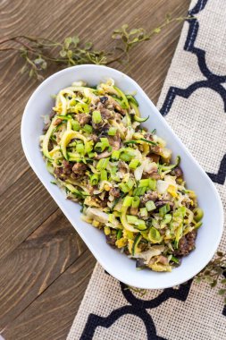 Bir salata kasesinin yüksek açılı yakın çekimi.