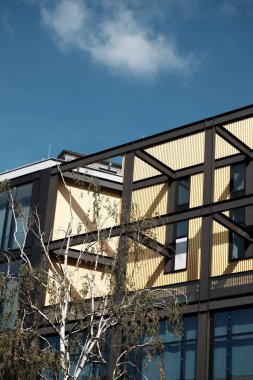 Dış destek yapısına sahip bir ofis binası