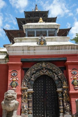 Katmandu Durbar Meydanı 'ndaki Pagoda tarzı tapınağın dikey cephe görüntüsü.