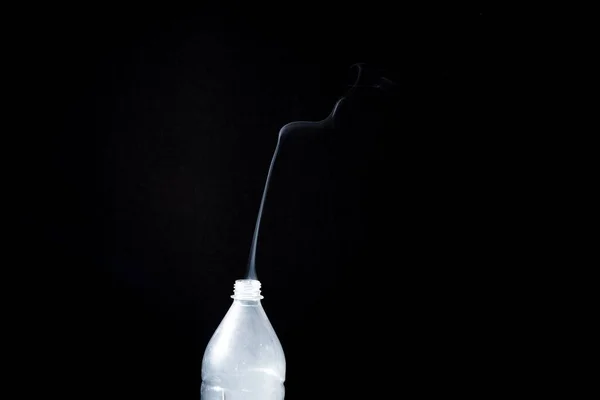 Humo Que Sale Una Botella Plástico Sobre Fondo Negro Concepto —  Fotos de Stock
