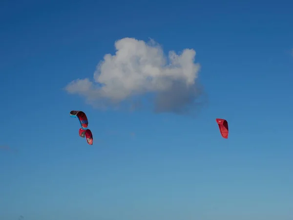 Prachtig Uitzicht Kitesurfen Tegen Een Blauwe Lucht Telde Gran Canaria — Stockfoto
