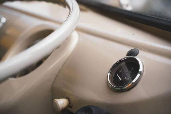 現代の車のハンドルのクローズアップショット — ストック写真
