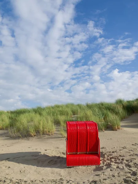 이스트 북해의 모래사장에 아름다운 의자들 — 스톡 사진