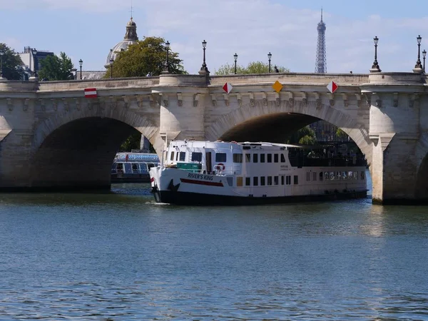 Bir Yolcu Gemisi Seine Deki Köprüden Bir Sürü Insan Geçirdi — Stok fotoğraf