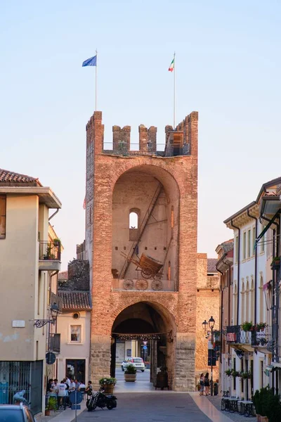 Soave, Veneto, İtalya 'da bayraklı tarihi tuğla kulesinin dikey çekimi