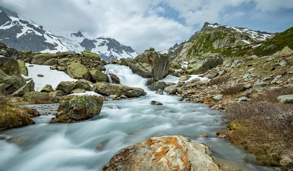 Długa Ekspozycja Wody Przepływającej Przez Skały Przełęczy Sustenpass Szwajcarii — Zdjęcie stockowe
