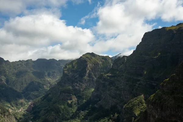 Vista Aérea Das Montanhas Ilha Madeira Com Céu Nublado Fundo — Fotografia de Stock