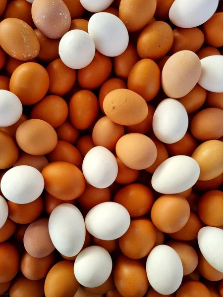 地元の市場での茶色と白の卵のトップビュー — ストック写真