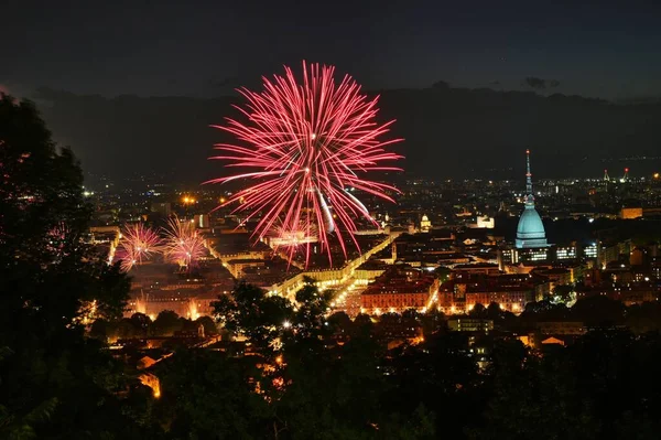 Egy Nagy Gyönyörű Csillogó Vörös Tűzijáték Amit Torinó Belvárosának Éjszakai — Stock Fotó