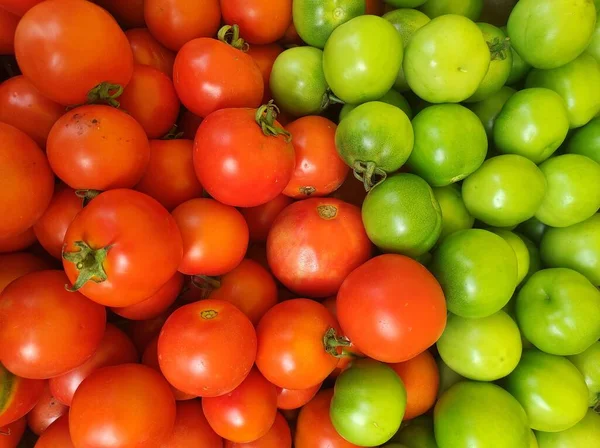 緑と赤のトマトのトップビュー — ストック写真