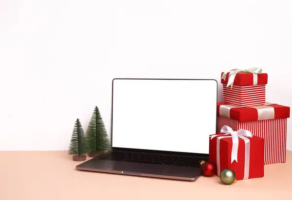 Cute Christmas Konfiguracji Dekoracjami Pusty Ekran Notebooka Środku Dla Makiety — Zdjęcie stockowe