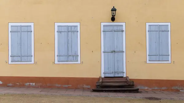 Eine Orangefarbene Wand Mit Fenstern Und Türen — Stockfoto