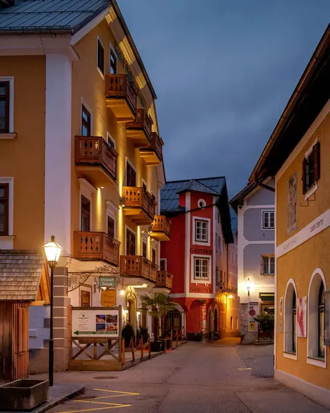 Hallstatt Aydınlık Sokakları Alacakaranlıkta — Stok fotoğraf