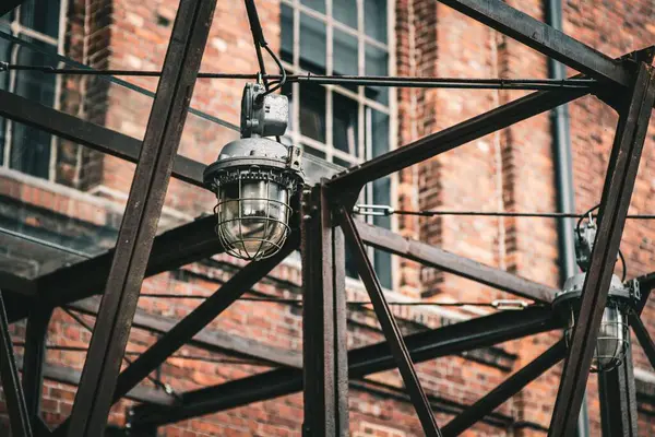 Старая Металлическая Лампа Висящая Улице Размытым Кирпичным Зданием Заднем Плане — стоковое фото