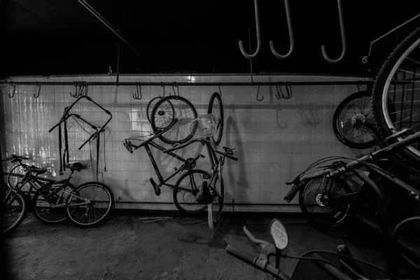 Colpo Monocromatico Biciclette Una Officina Riparazione — Foto Stock