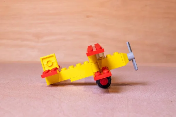 Tiro Close Lego 613 Biplano Uma Superfície Madeira — Fotografia de Stock
