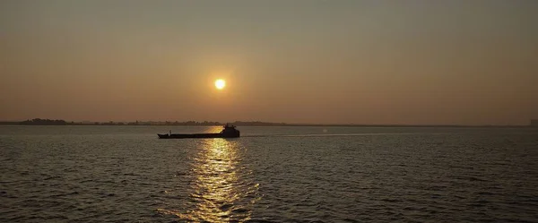朝の太陽がサンダルバンに輝く — ストック写真