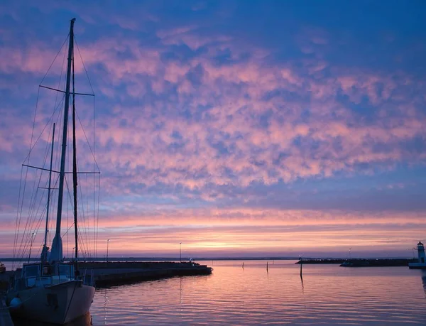 Ein Schöner Sonnenuntergang Mit Rosa Wolken Über Dem Hafen — Stockfoto