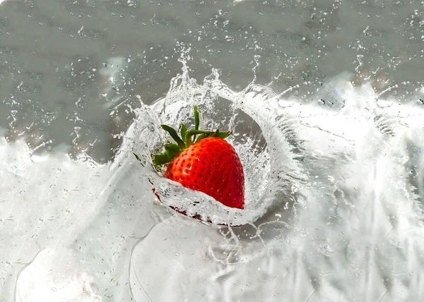 Closeup Shot Red Strawberry Splashing Water — Stock Photo, Image