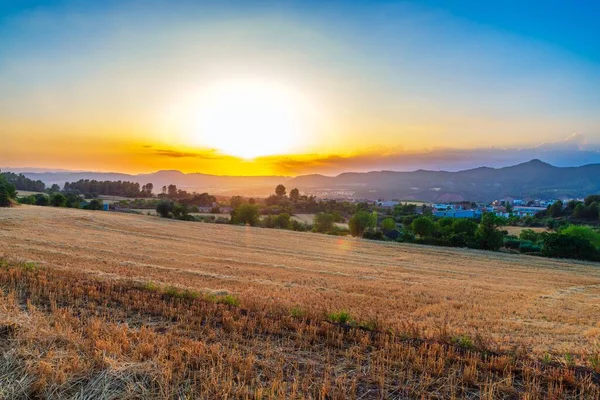 Vue Panoramique Champ Agricole Entouré Montagnes Lors Lever Soleil Envoûtant — Photo