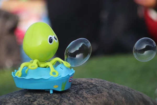 Eine Nahaufnahme Der Krake Bubble Maker Spielzeug Auf Einem Felsen — Stockfoto