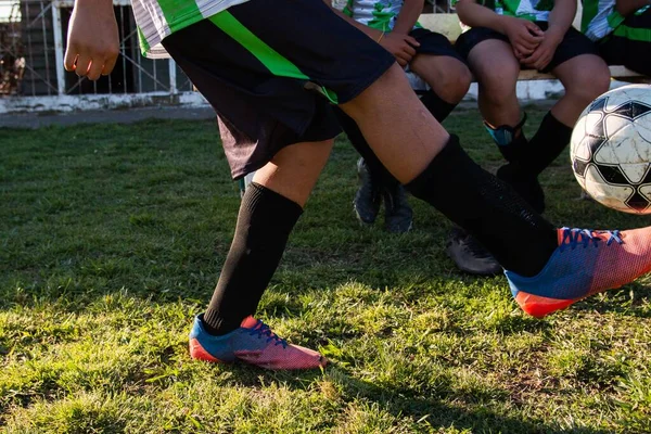 Bir Insanın Ayaklarının Futbola Vuruşunu Yakından Çek — Stok fotoğraf