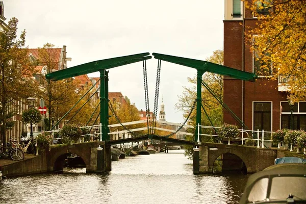 Uma Ponte Metal Verde Leiden Com Cidade Fundo Nos Países — Fotografia de Stock