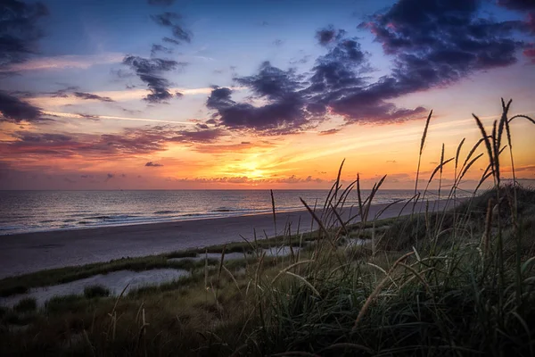 Vacker Utsikt Över Solnedgången Stranden Med Sanddyn Gräs Förgrunden — Stockfoto