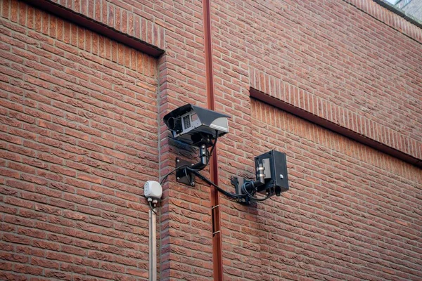 Binanın Dış Duvarına Yerleştirilmiş Güvenlik Kameralarının Düşük Açılı Görüntüsü — Stok fotoğraf