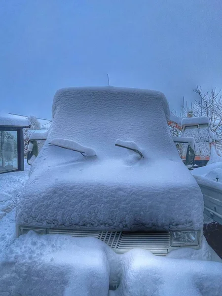 冬に雪に覆われたヴィンテージ車の垂直ショット — ストック写真