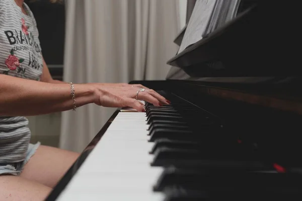 Красивая Бразильская Пианистка Трогает Клавиши Пианино Играет Фортепиано Концепция Преподавания — стоковое фото