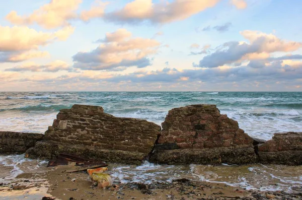 Ruinerna Tegelvägg Vid Havet Stormig Januari Morgon Urville Nacqueville Normandie — Stockfoto