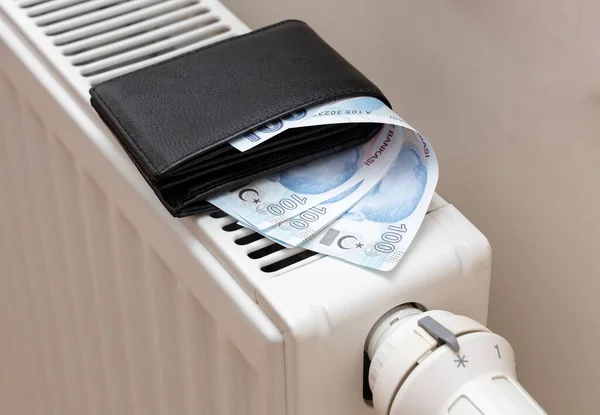 Portemonnee Turkse Lira Bankbiljetten Radiator Concept Van Dure Verwarmingskosten — Stockfoto