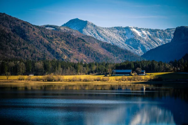 Красивый Пейзаж Озера Отражением Осенних Деревьев Горах — стоковое фото