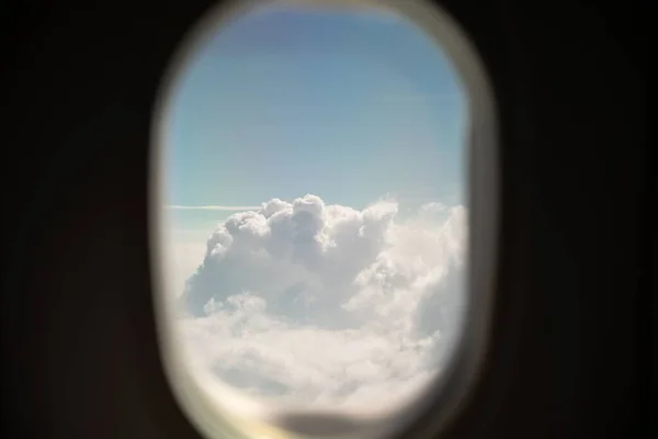 Chmurny Widok Nieba Przez Okno Samolotu — Zdjęcie stockowe