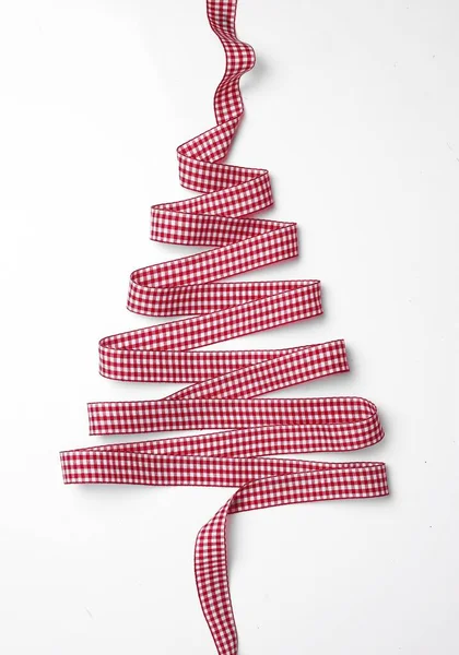Eine Vertikale Aufnahme Eines Weihnachtsbaums Aus Bändern Auf Weißem Hintergrund — Stockfoto