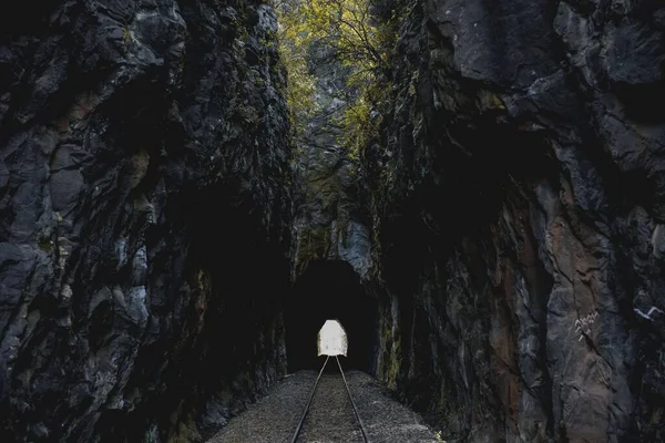 Uma Trilha Para Trem Entre Montanhas Túnel Com Árvores Verdes — Fotografia de Stock