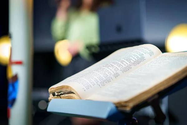 Otwarta Biblia Ambonie Zamazanym Tłem — Zdjęcie stockowe