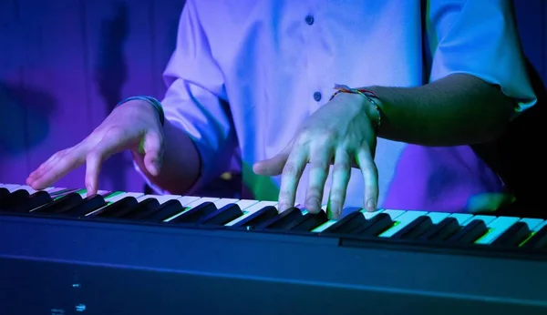 Närbild Mänskliga Händer Som Spelar Piano — Stockfoto