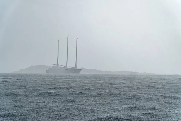 Ένα Ιστιοπλοϊκό Σκάφος Μια Ομιχλώδη Μέρα Που Περιβάλλεται Από Κύματα — Φωτογραφία Αρχείου