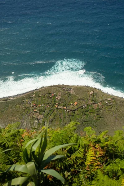 Flygfoto Över Havsvågor Mot Gröna Achadas Cruz Madeira Portugal — Stockfoto