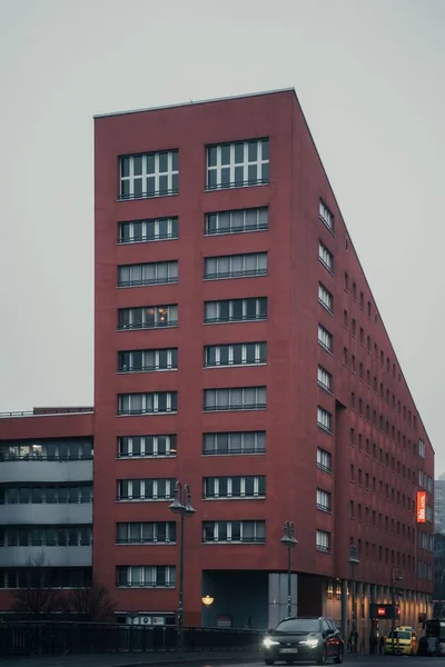在多云的日子里在柏林发现的一幢红色建筑的垂直照片 — 图库照片