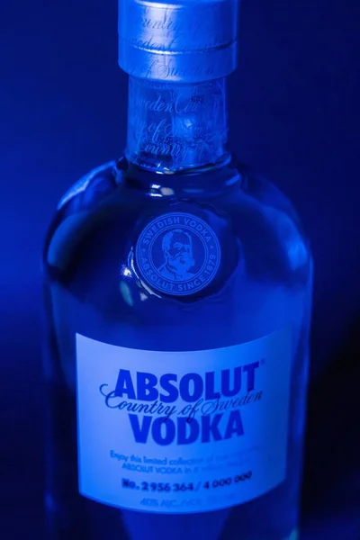 Вертикальний Варіант Пляшки Absolut Vodka Блакитним Світлом Світиться Ній — стокове фото