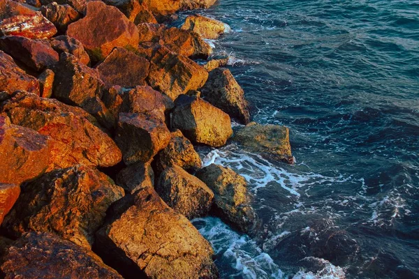 바위가 해안을 강타하는 파도의 — 스톡 사진