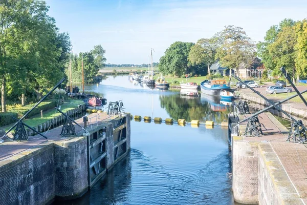Över Vattenkanalen Med Dockade Båtar Solig Dag — Stockfoto
